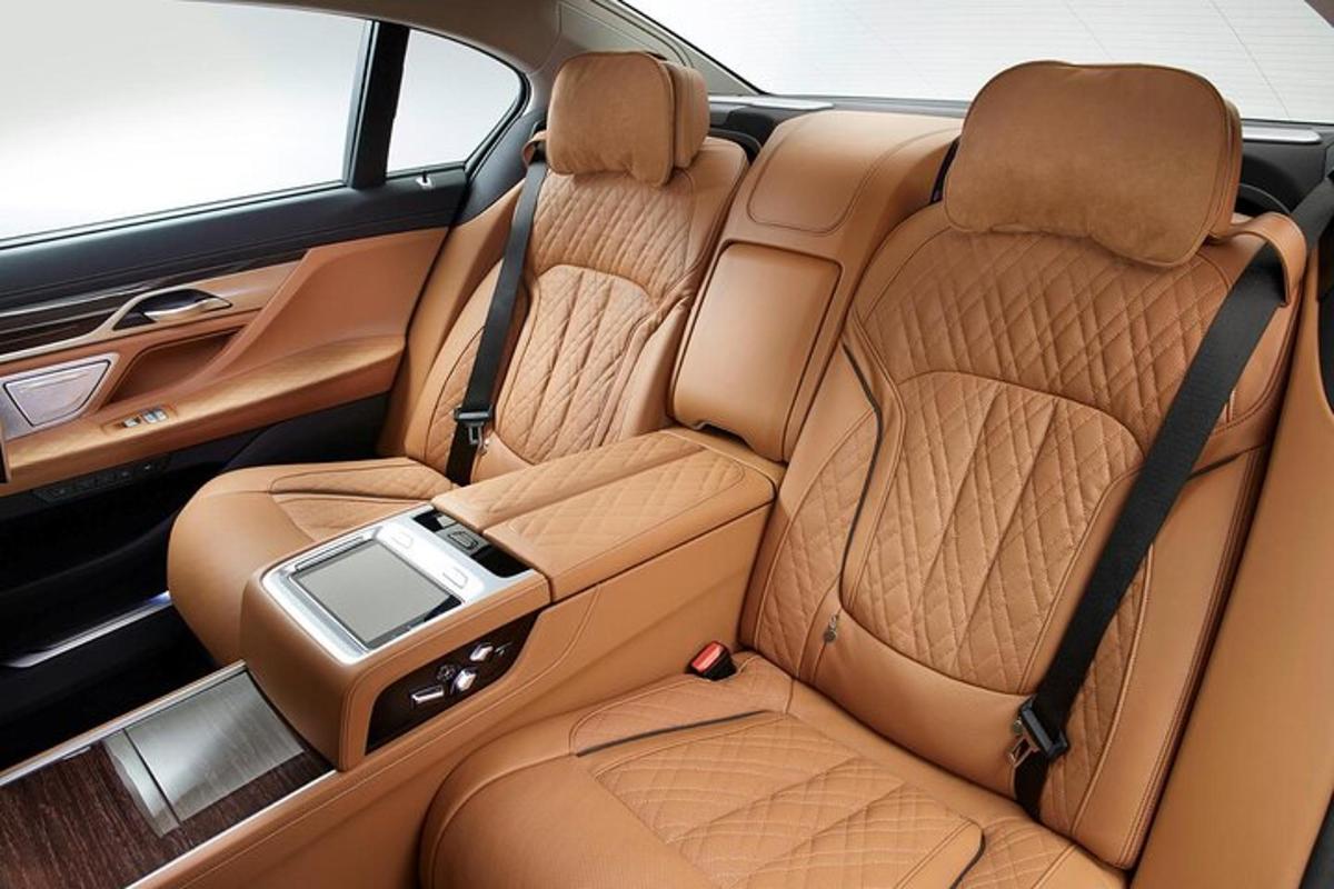uma vista dos bancos traseiros de um carro
