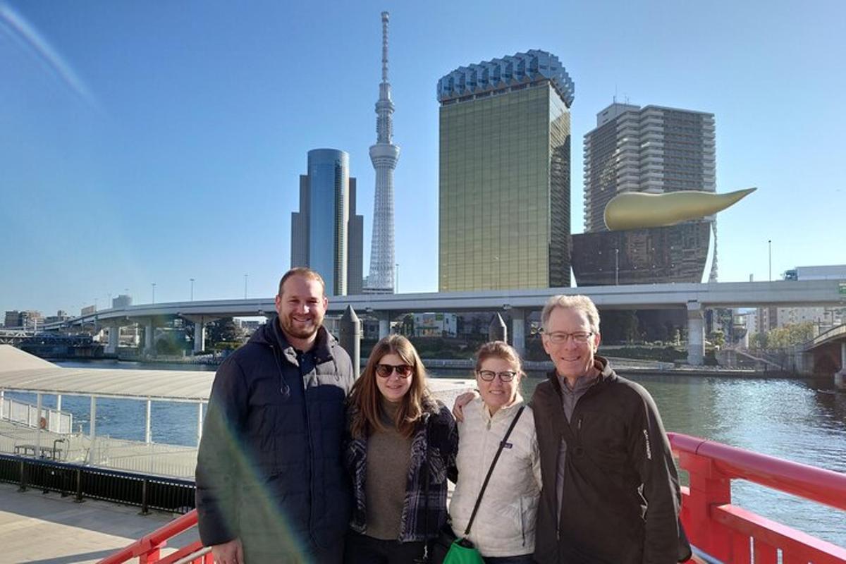 un gruppo di persone in posa per una foto davanti a una città