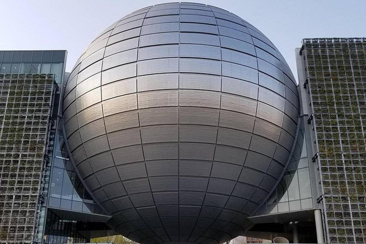 2つの高層ビルの前にある大きな建物