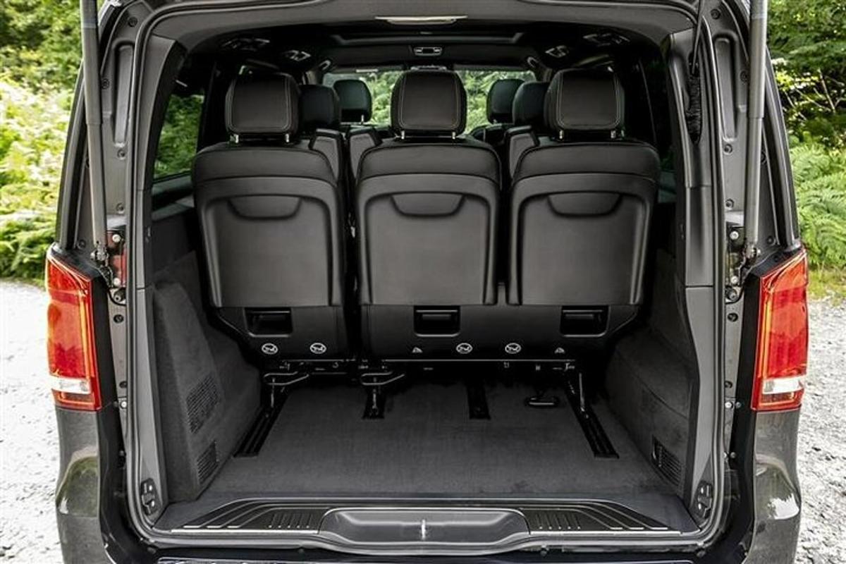 um porta-malas aberto de um carro com as portas traseiras abertas