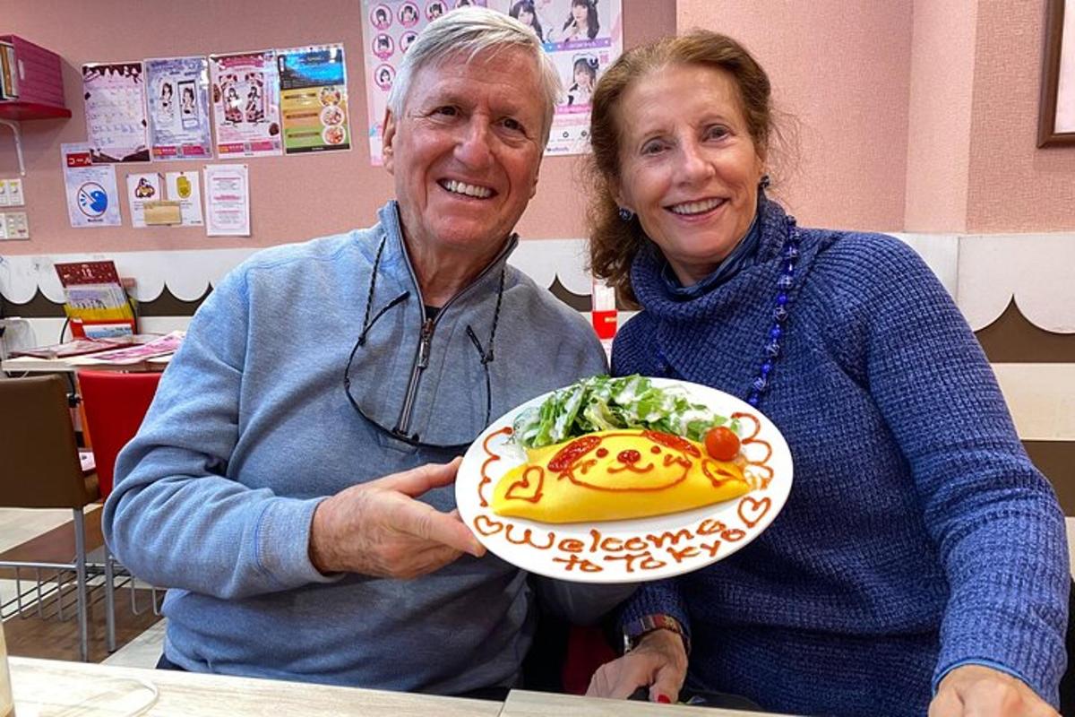 Egy idősebb férfi és egy nő egy tányér ételt tartanak