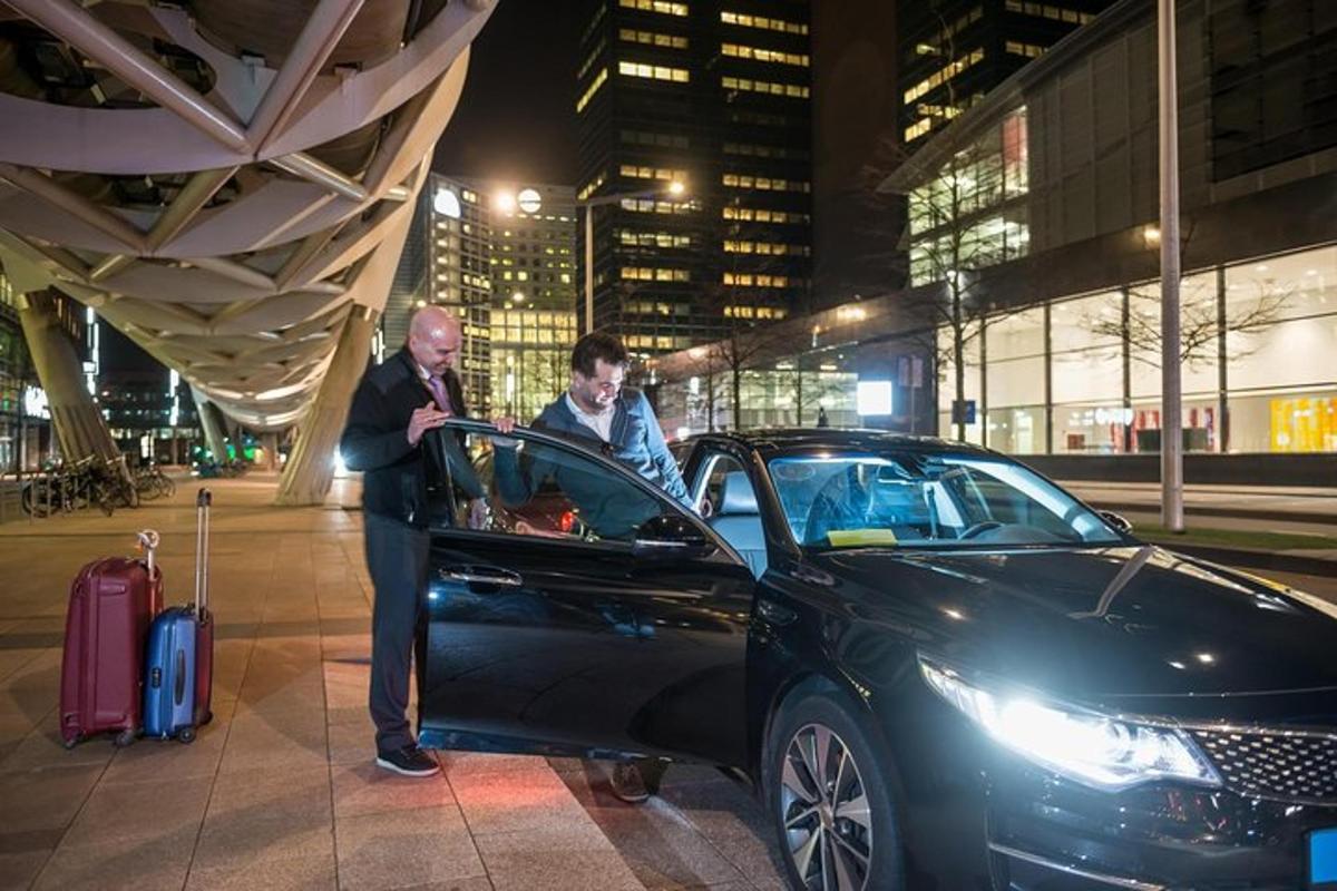 mees seisab musta auto kõrval