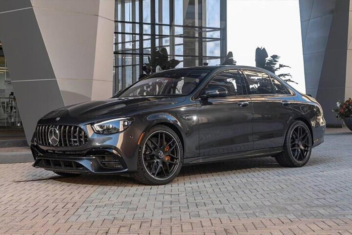 juodas automobilis, pastatytas priešais pastatą