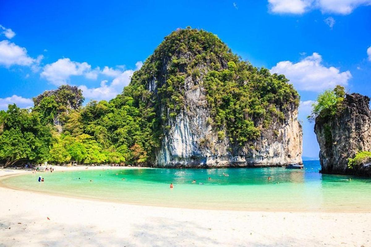 水中有岩层的海滩