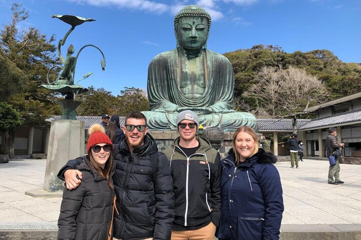 um grupo de pessoas em pé em frente a uma estátua