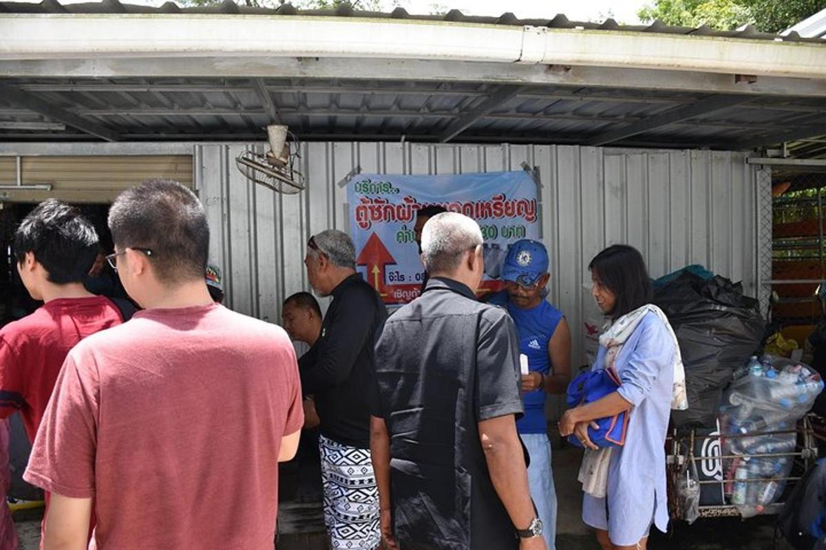 un gruppo di persone in piedi fuori da un garage