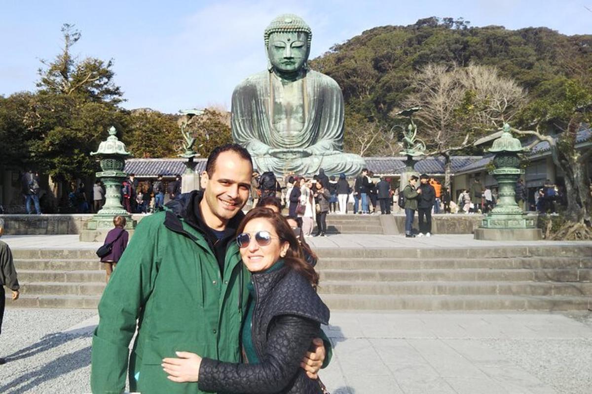 um homem e uma mulher em pé em frente a uma estátua