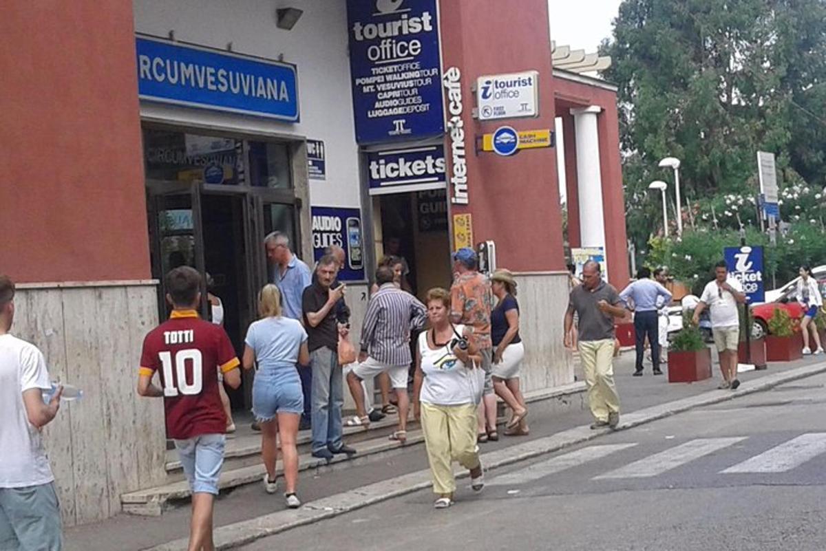 група људи која хода улицом