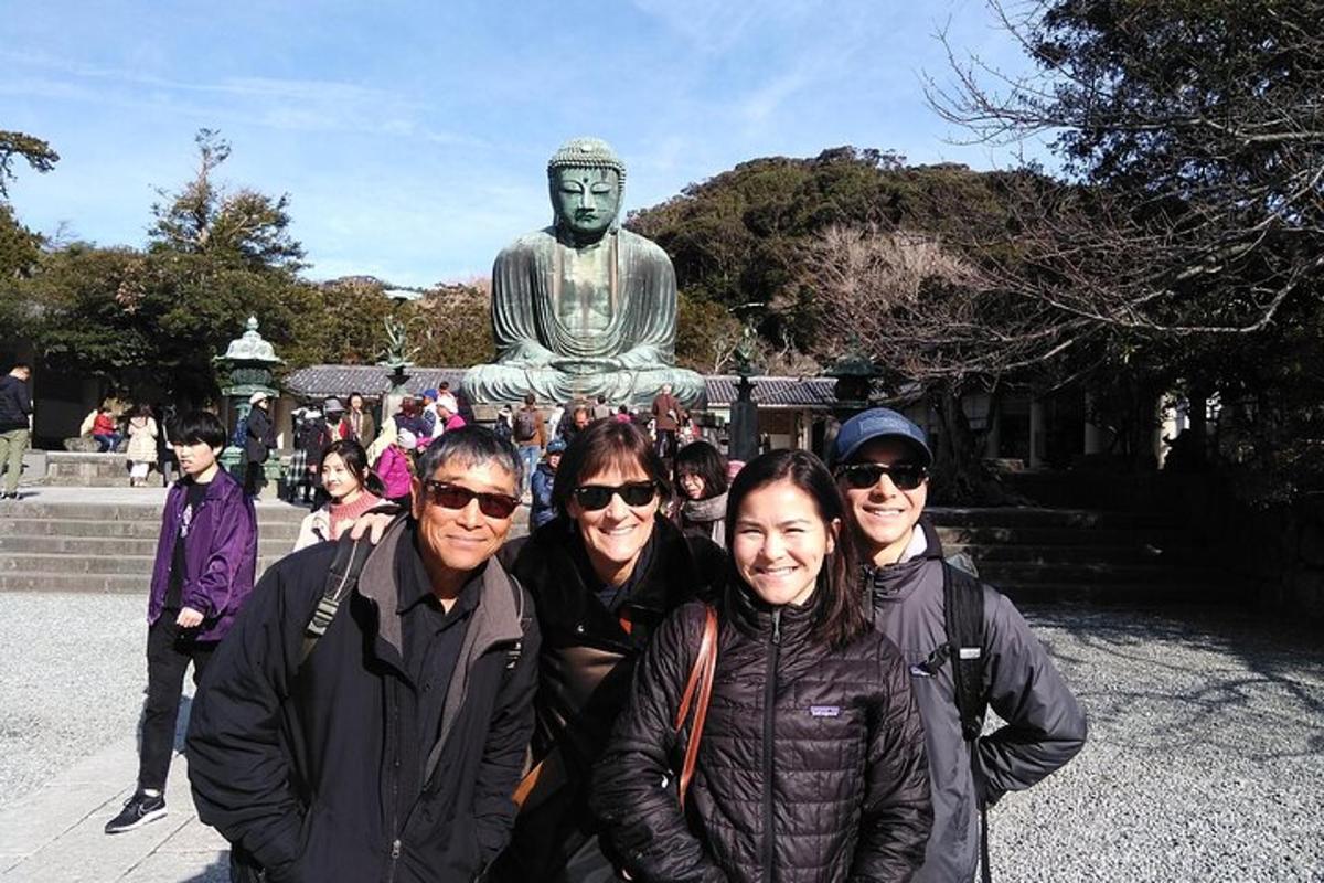 um grupo de pessoas posando em frente a uma estátua
