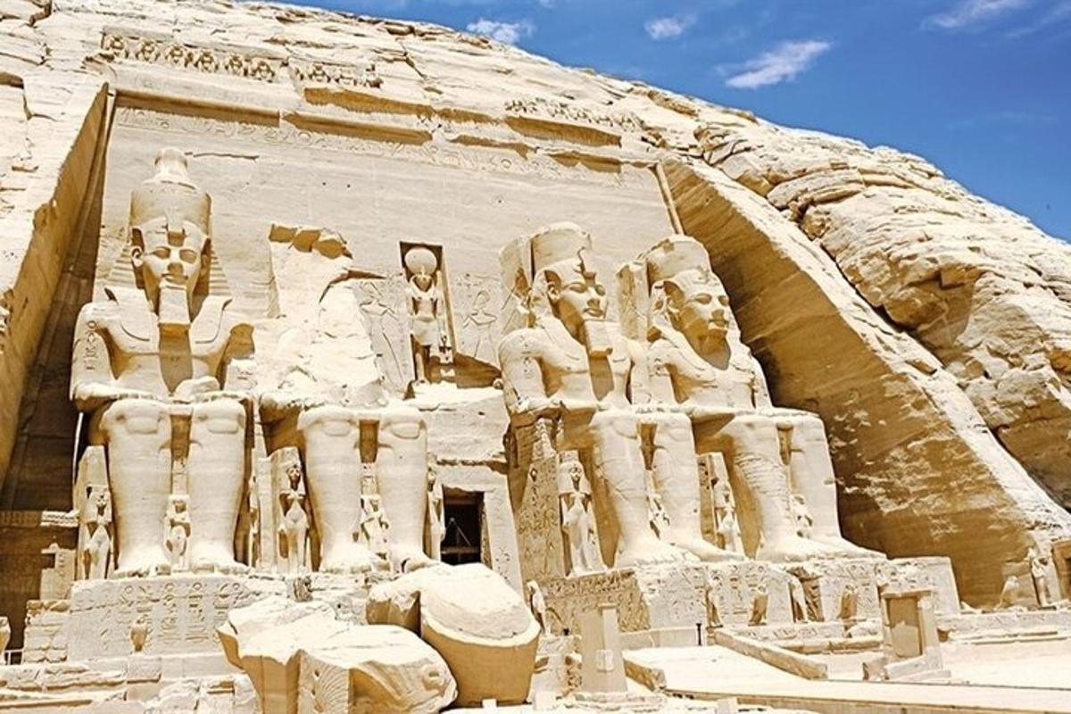 un gran temple amb estàtues al vessant d'una muntanya