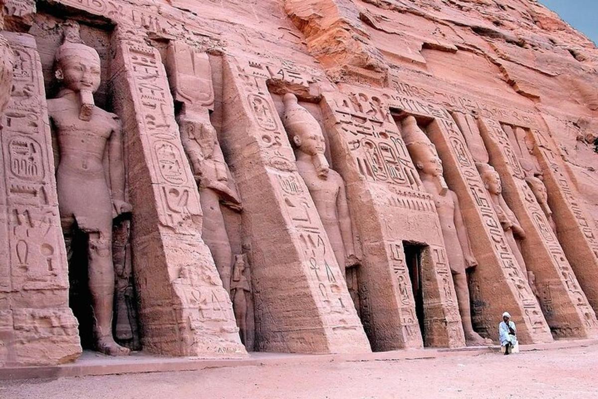 una persona està dreta davant d'un edifici antic
