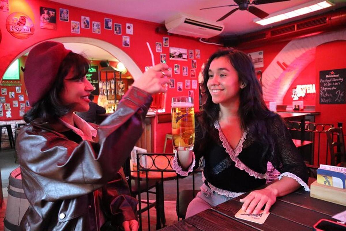 due donne sono sedute a un tavolo in un bar
