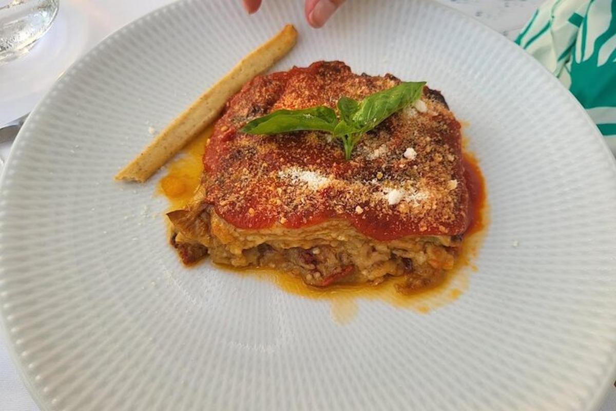 un piatto bianco con un pezzo di cibo sopra