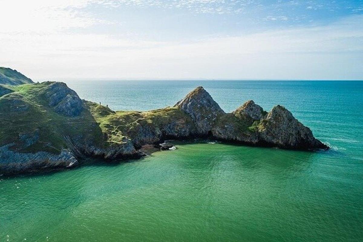 una vista aerea di una piccola isola nell'oceano