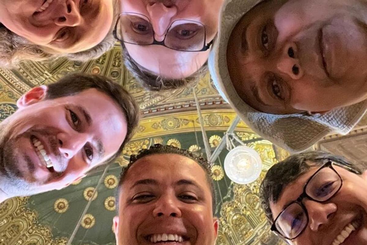 група људи позира за фотографију