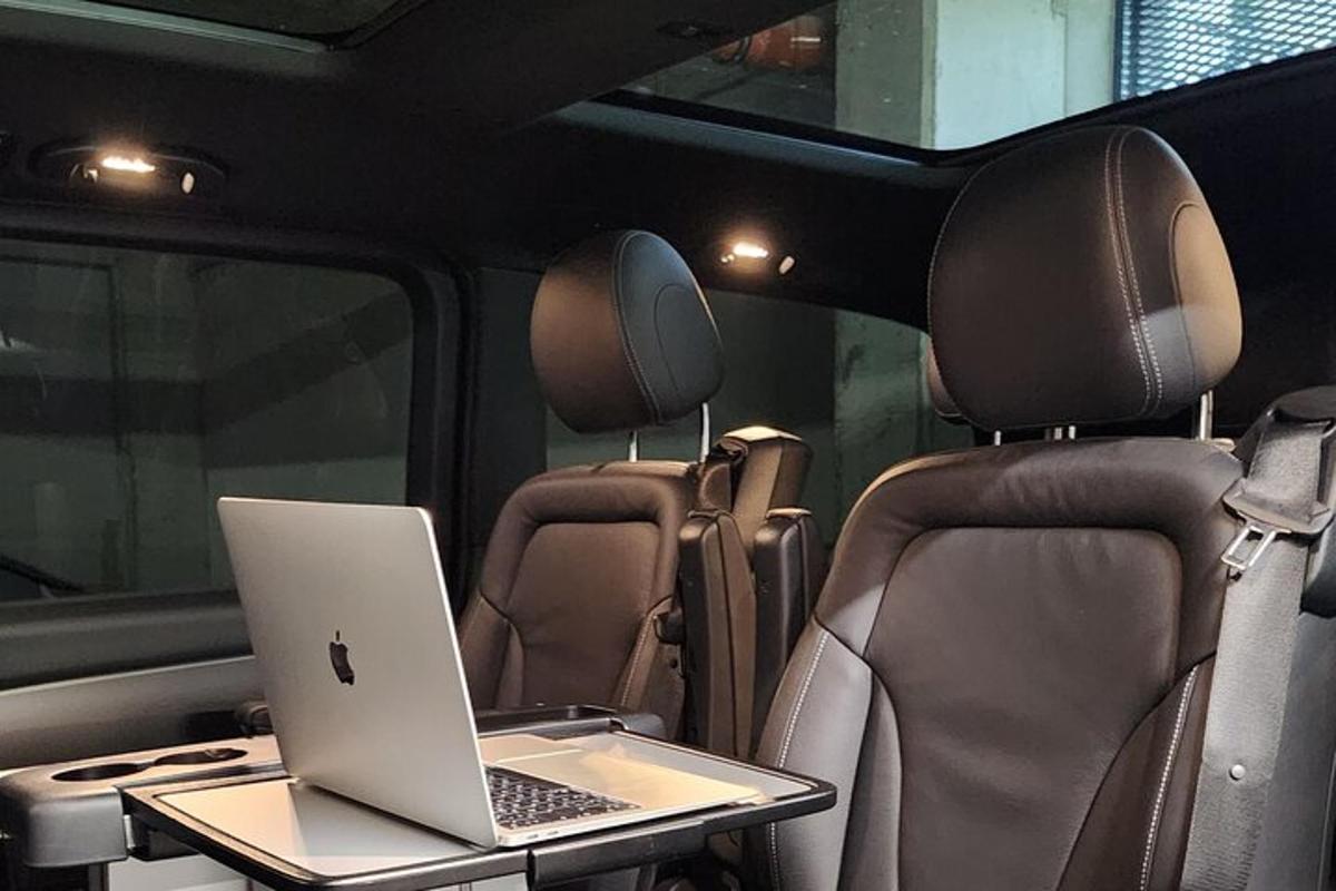 notebook sedící na stole v autobuse