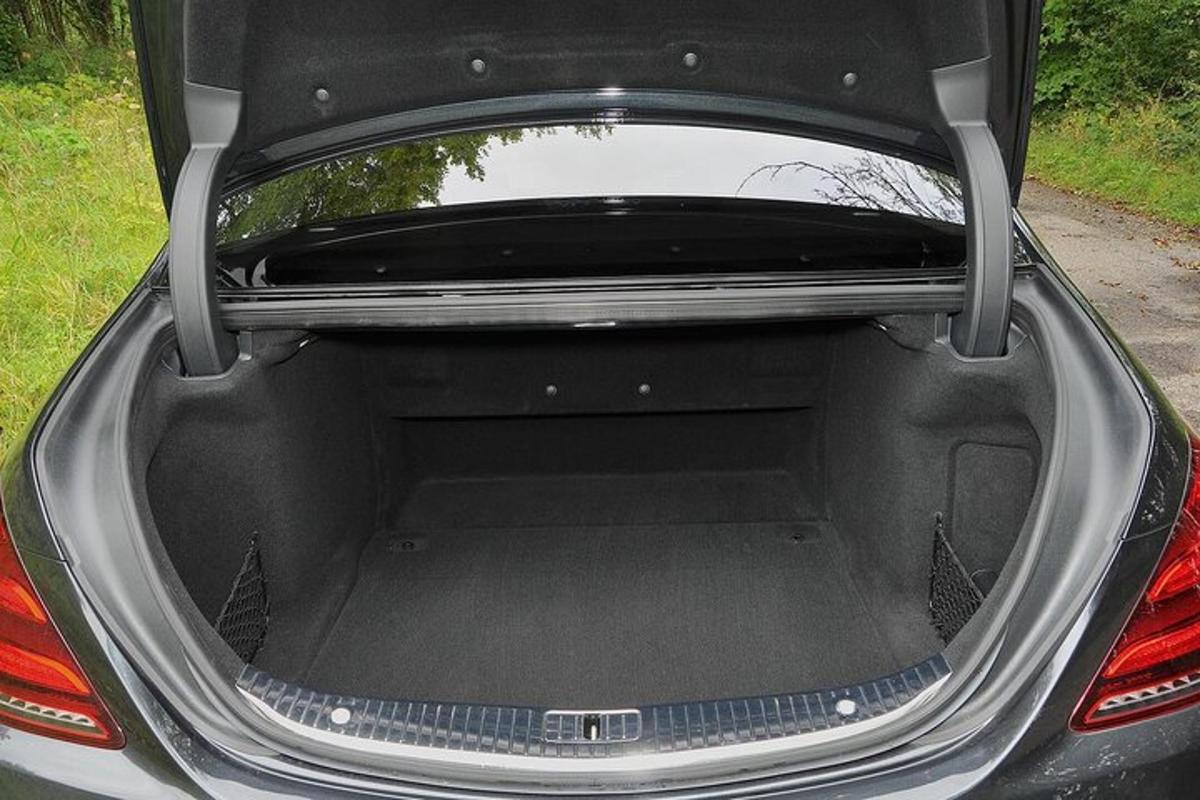 ein Kofferraum eines Autos mit offenem Kofferraum