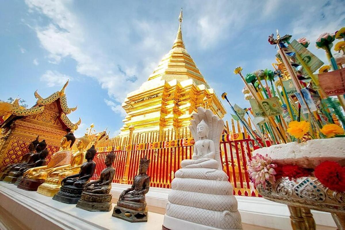 un grup de figures davant d'una pagoda daurada