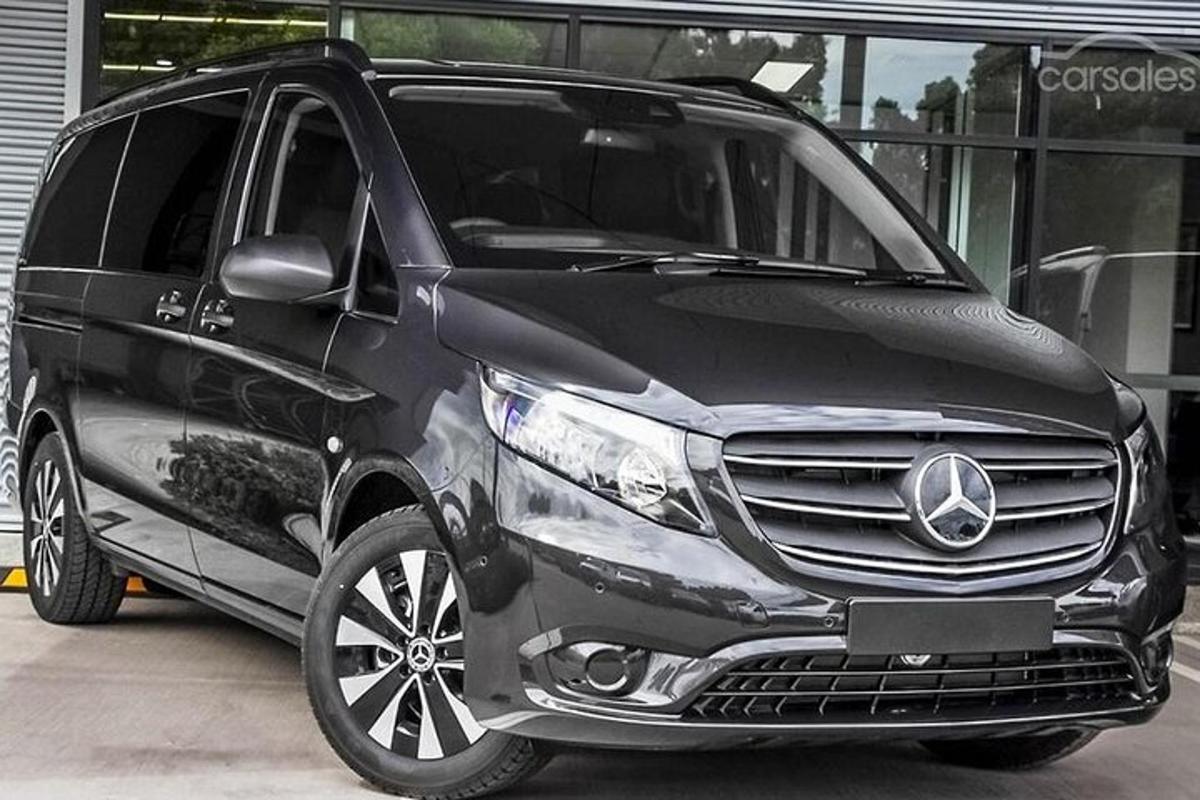 černé auto je zaparkované v garáži