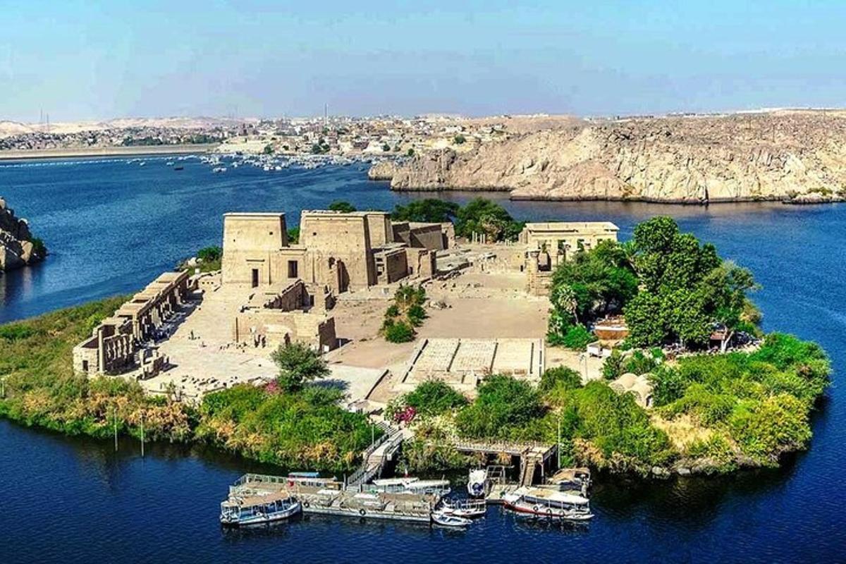 un'isola in uno specchio d'acqua con barche