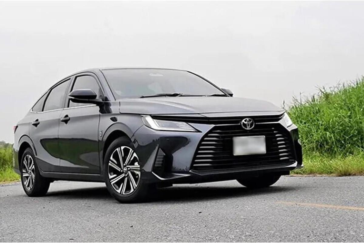 hõbedane Lexusuana pargitud parklasse