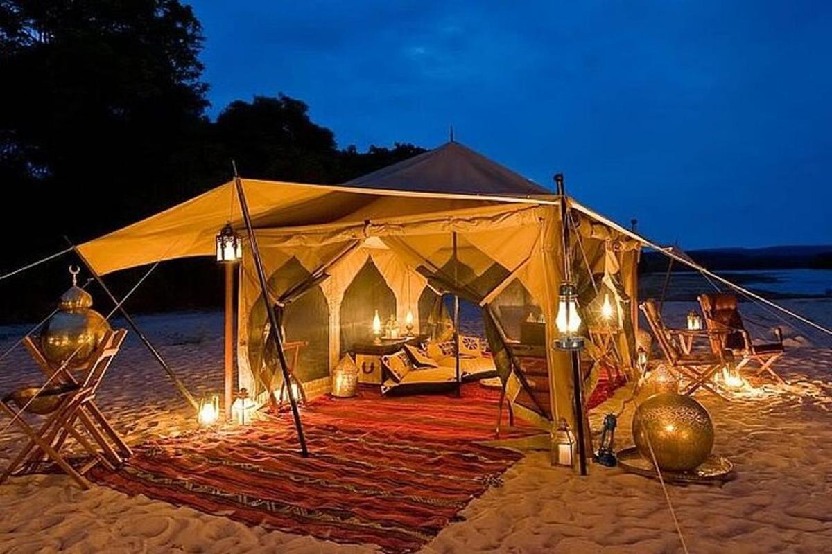 uma barraca na praia à noite com luzes