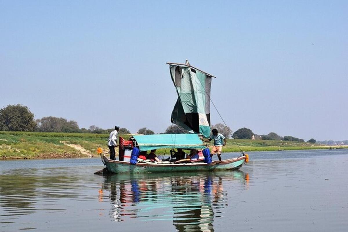 un grupo de personas en un barco en el agua
