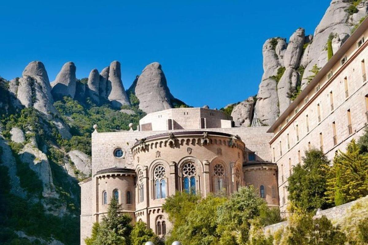 um edifício em uma montanha com pedras ao fundo