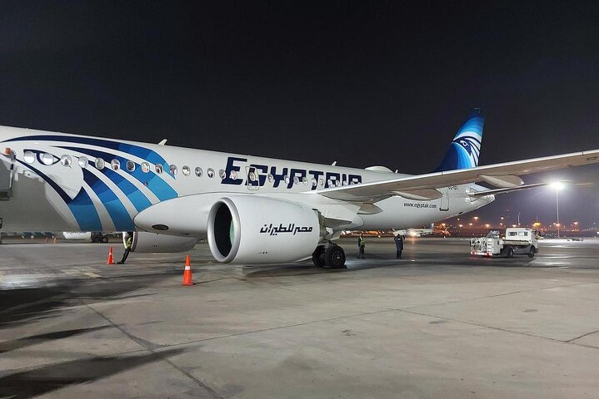 夜間に飛行機が滑走路に駐機している