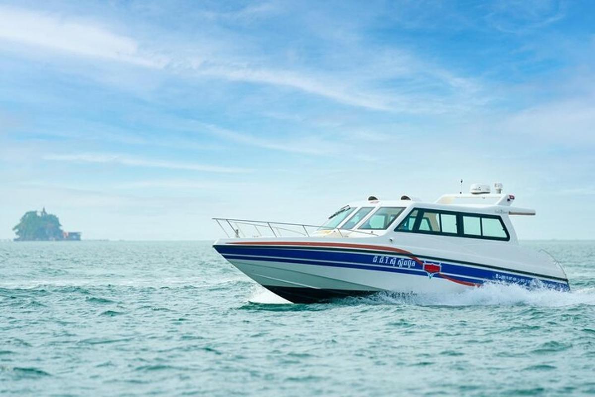 un vaixell és a l'aigua a l'oceà