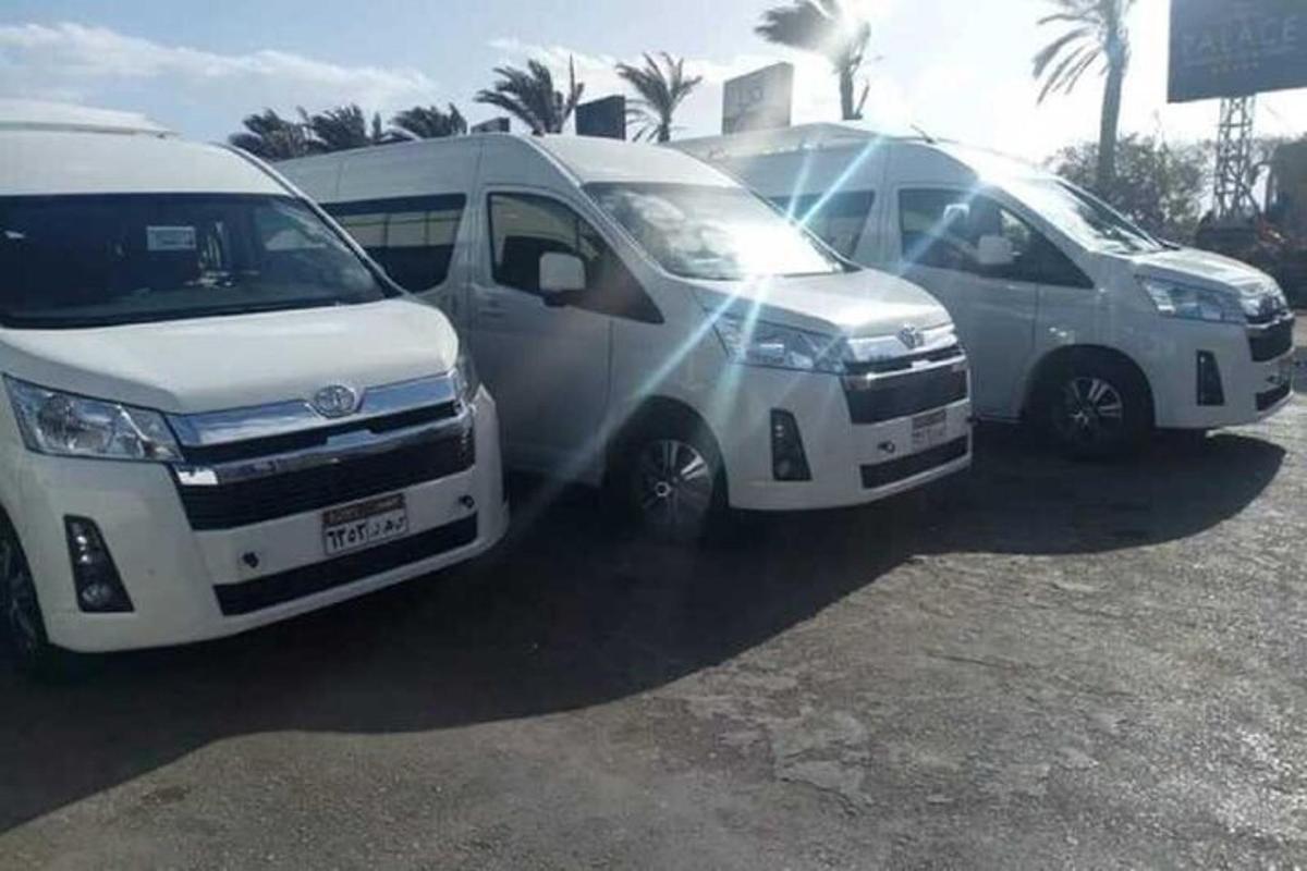tre furgoni parcheggiati uno accanto all'altro in un parcheggio