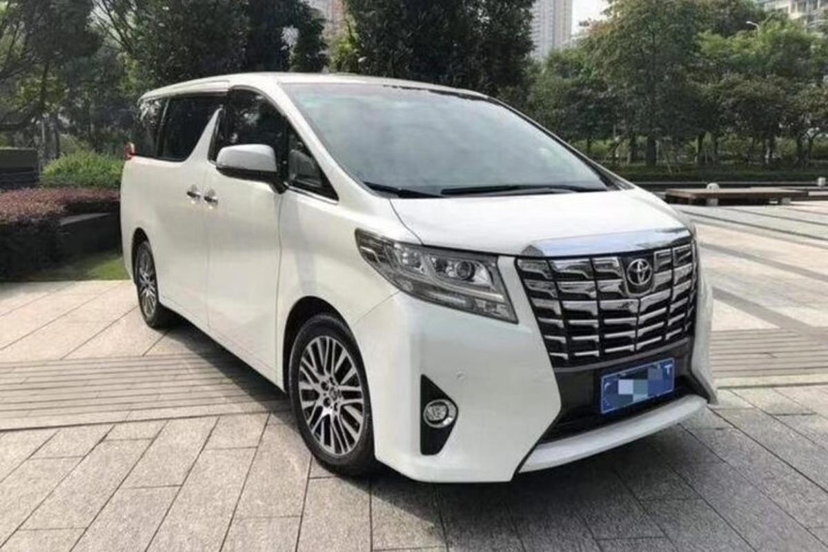 bílé auto zaparkované na parkovišti