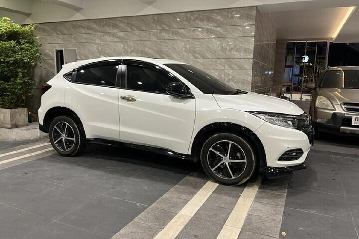bílé auto zaparkované na parkovišti