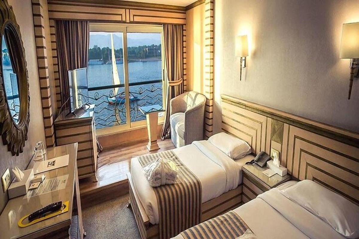 hotelska soba z dvema posteljama in oknom