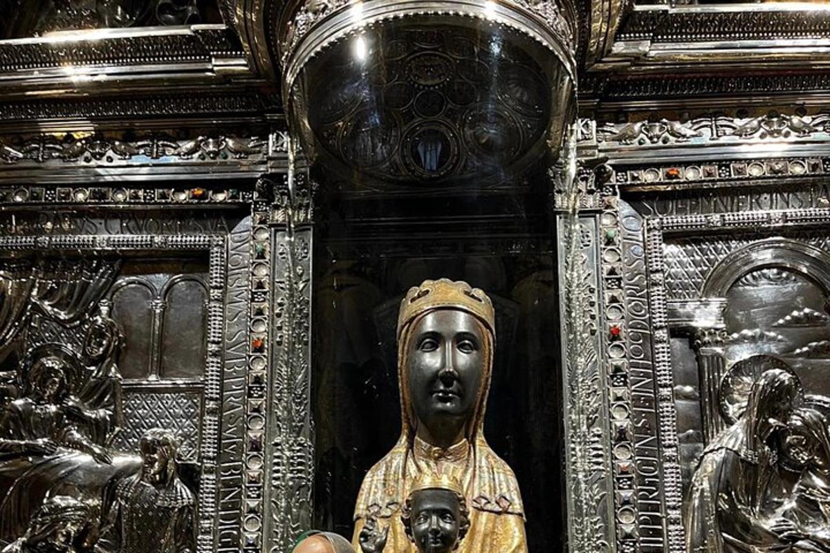 eine Statue eines Gottes neben einer Gruppe von Statuen