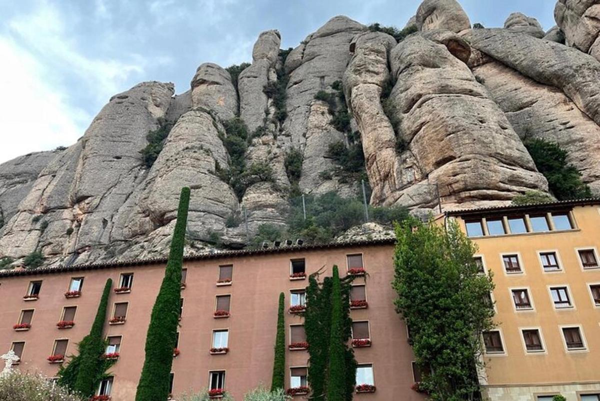 ein Gebäude vor einem Berg