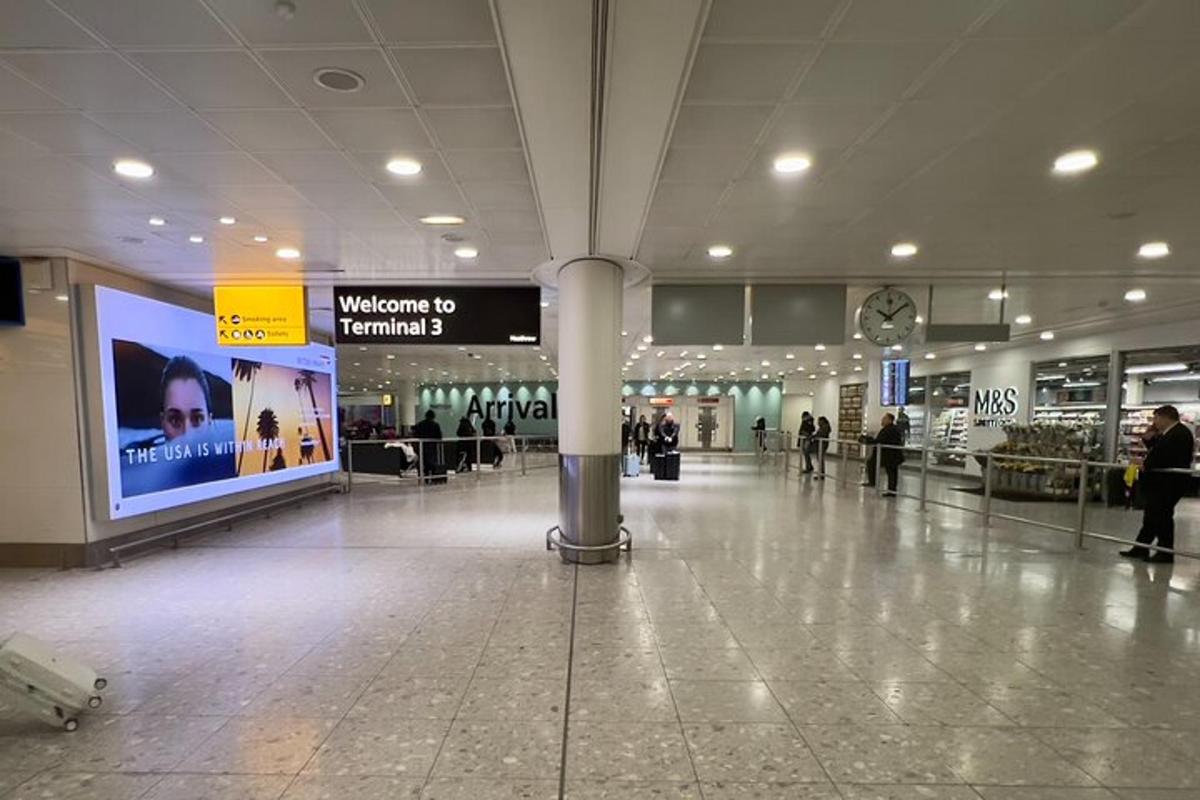egy repülőtéri terminál, ahol emberek sétálnak a bevásárlóközpontban