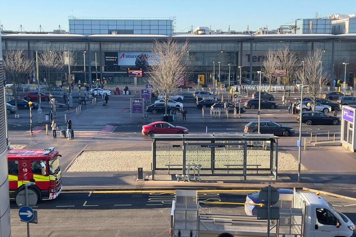 egy parkoló, ahol autók parkolnak a parkolóban
