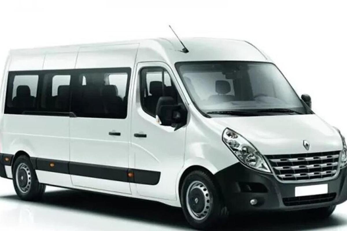 sebuah mobil van putih diparkir di garasi
