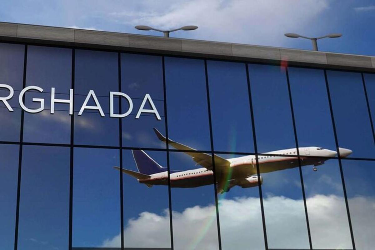 o reflexo de um avião nas janelas de um prédio