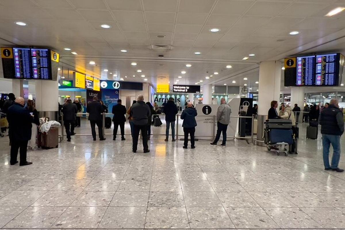 grupp inimesi seisab lennujaama terminalis