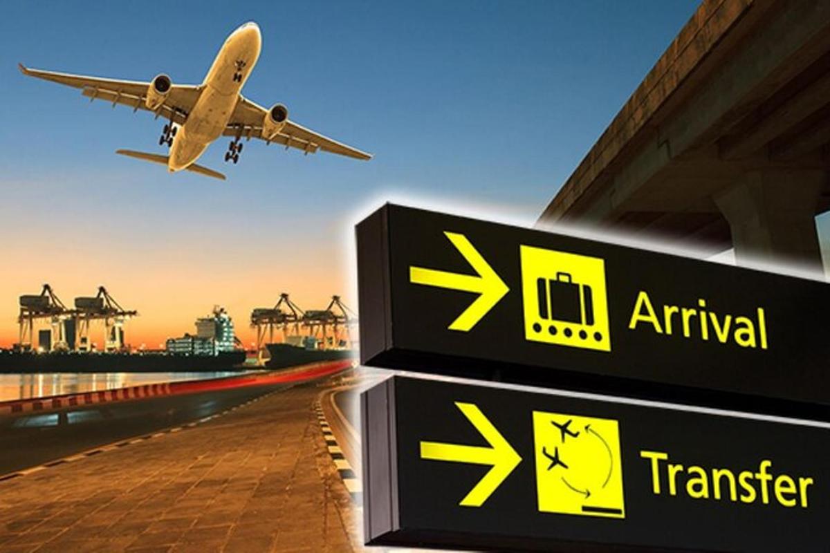 um avião está decolando de um aeroporto