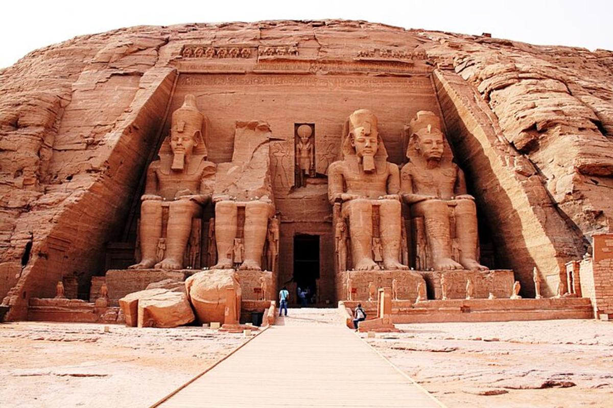 uma vista do templo de Abu Simbel