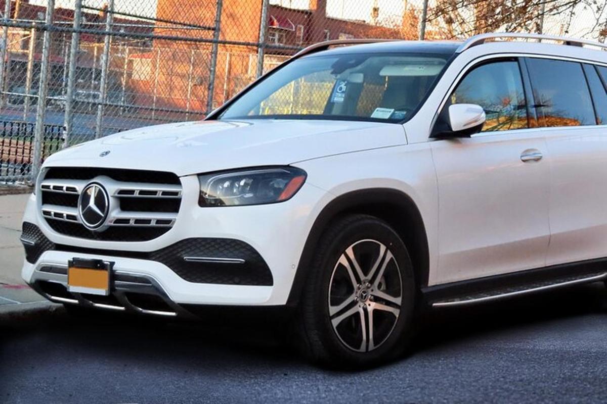 un SUV bianco parcheggiato in un parcheggio