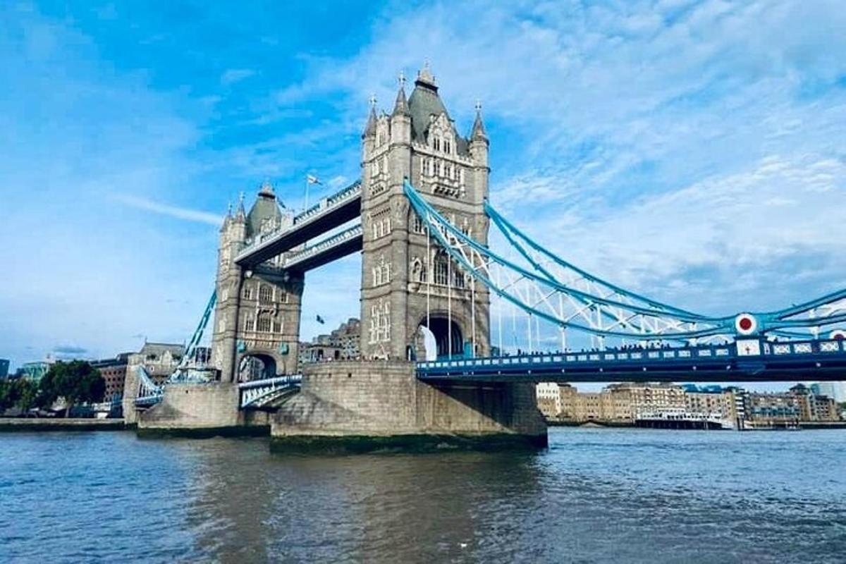 un pont penjant a Londres sobre l'aigua