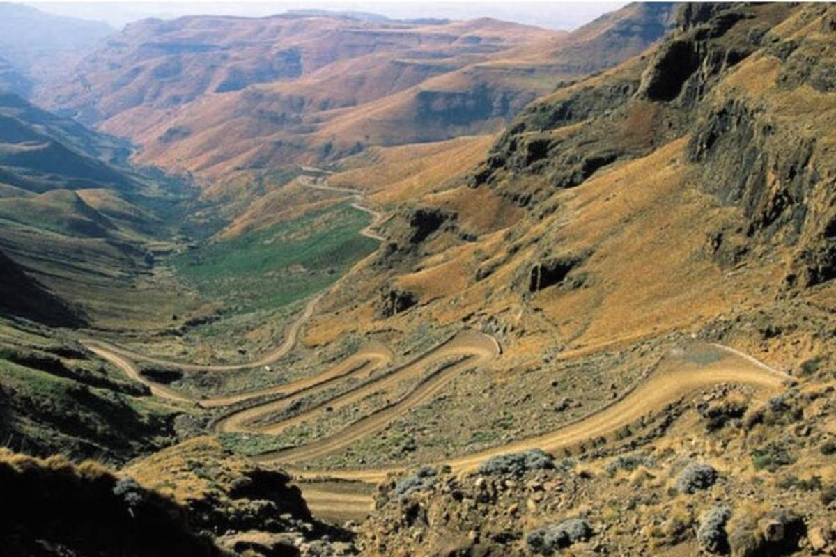 曲がりくねった未舗装道路のある山の航空写真