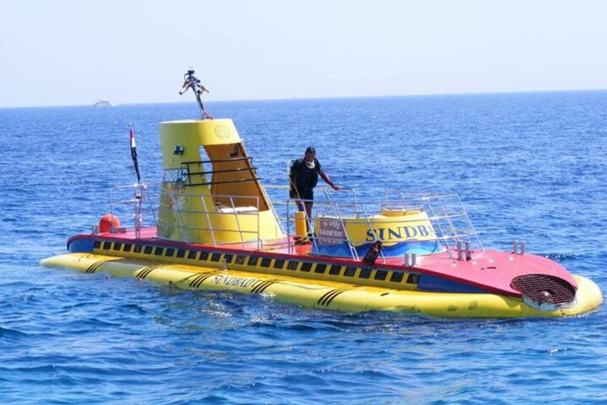 Ένας άντρας στέκεται σε μια μικρή βάρκα στο νερό