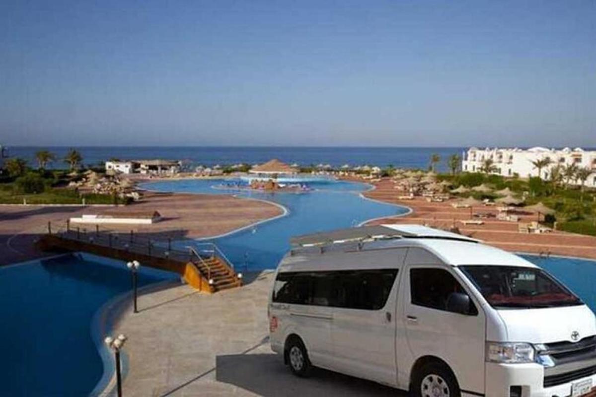 Ένα άσπρο βαν παρκαρισμένο σε ένα πάρκινγκ δίπλα σε μια παραλία