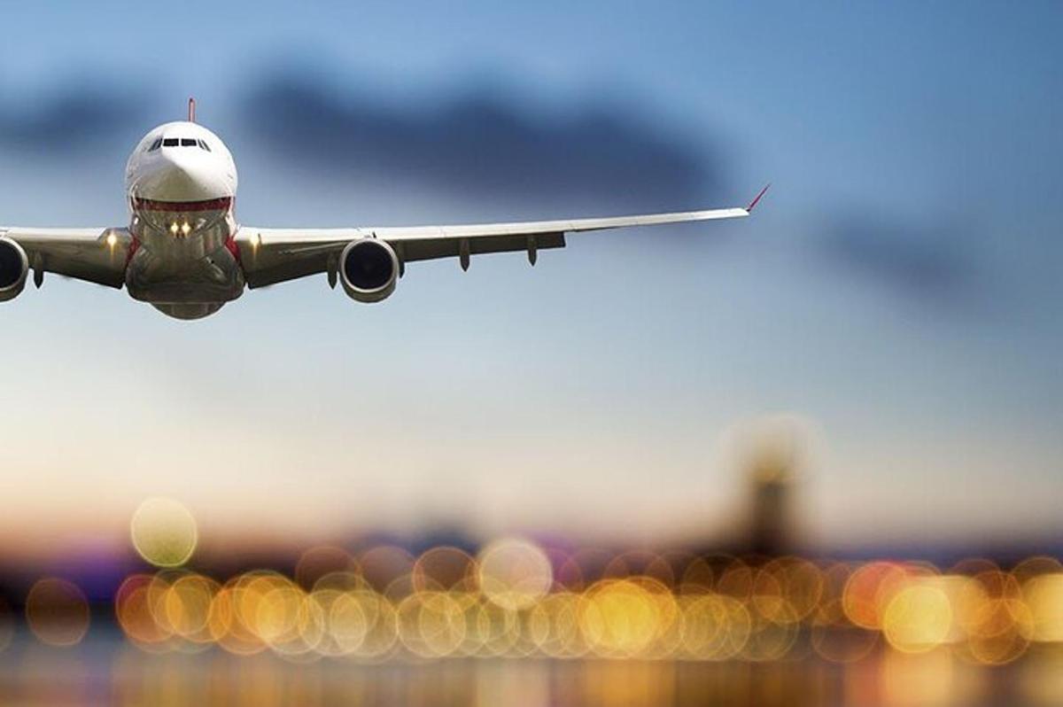 Un avión está despegando de un aeropuerto
