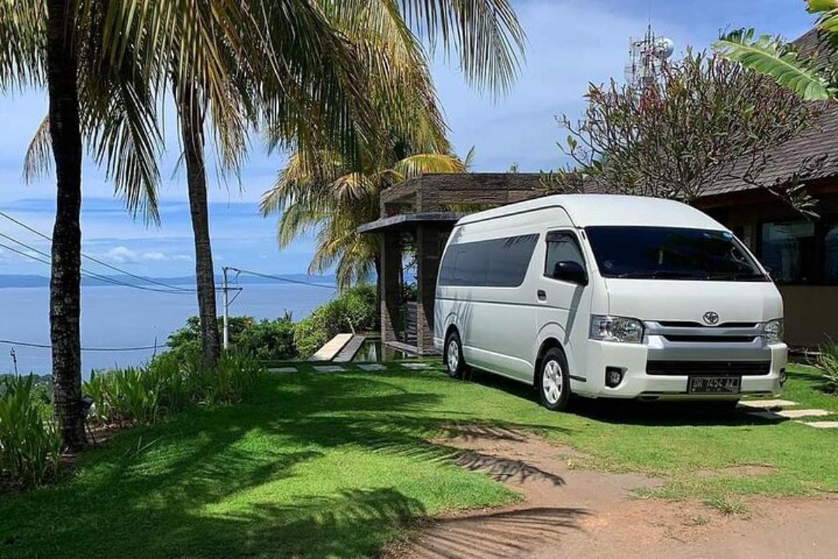 sebuah van putih berhenti di hadapan sebuah rumah